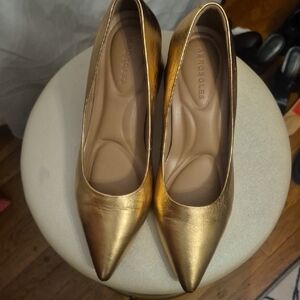 AEROSOLES Women's Shimmering Gold Mid Heels